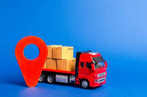 Egy piros teherautó tele dobozokkal, és egy piros mutató helyét. Szolgáltatások áruszállítás, termékek, logisztika és infrastruktúra. Közlekedési vállalat. A fuvarozók helye. Csomagkövetés — Stock Fotó
