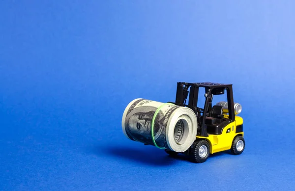 Forklift kamyonu bir demet dolar taşıyor. İş ve üretime doğrudan yatırım çekmek, ekonomik performansı artırmak. Kapitalizm. Sermaye, offshore ekonomik bölgelerin ihracatı. — Stok fotoğraf