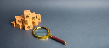 Bir yığın kutu ve büyüteç. Online alışveriş, en iyi teklif. mal ve hizmet aramak. İnternet üzerinden parsel izleme. Malların kalite kontrolü. Müşteri arayın. afiş, kopyalama alanı