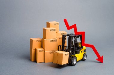 Karton kutular ve aşağı kırmızı bir ok ile Sarı Forklift kamyon. Endüstriyel üretim ve iş dünyasında kavram düşüşü. ekonomik düşüş. Elverişsiz iş koşulları, azalan rekabet gücü