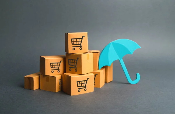 Viele Kisten mit einem Muster von Einkaufswagen und Regenschirm. Versicherungskäufe. Gewährleistung auf gekaufte Produkte. Verbraucherrechte. Schutz. Unterstützung des nationalen Herstellers durch die Regierung — Stockfoto