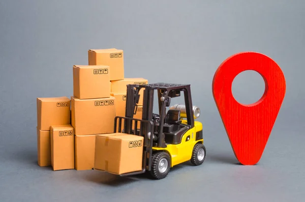 Camion stivuitor galben cu cutii de carton și un ac de poziție roșu. Localizarea pachetelor și mărfurilor. Algoritm pentru construirea unei rute minime pentru livrarea comenzilor. Urmărirea coletelor prin Internet — Fotografie, imagine de stoc