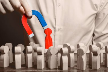 işadamı bir mıknatıs yardımıyla kalabalıktan bir adamın kırmızı bir rakam dışarı çeker. toksik, yetkili olmayan işçi. lideri iş yönetir ve bir takım oluşturur. Takım verimliliğini, üretkenliği artırın.