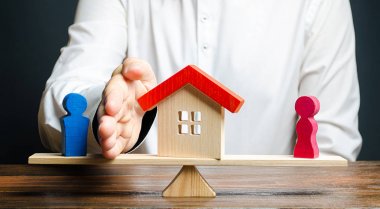 Avuç içi olan bir adam, evi kocasından ayıran eşi lehine. Mülkiyet ayrımı, boşanma sonra gayrimenkul bölümü, avukat hizmetleri. Evin mülkiyet davası, yasadışı sahibi
