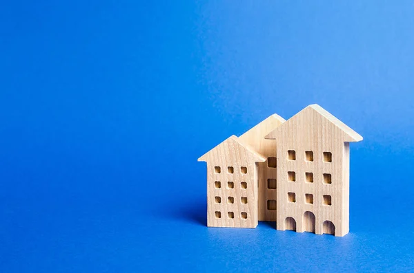Tre bostadshus figurin. Konceptet att köpa och sälja fastighet, hyra. Sök efter ett lägenhetshus. Prisvärda bostäder, krediter och lån. plats för text — Stockfoto