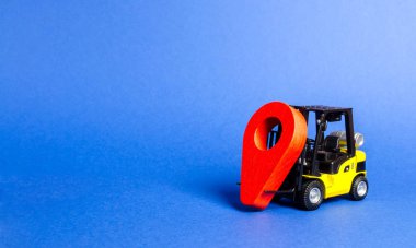 Sarı forklift kırmızı bir konum işaretçisi taşır. Üretim deposunda Taşımacılık Hizmetleri ve Lojistik Yönetimi. Hedef kargo ve parsel, takip. Fabrikada teknolojik süreçler