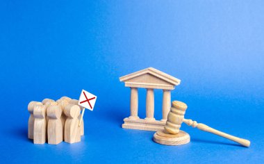 Mahkeme yakınlarında duran bir grup protestocu. Mahkeme kararına karşı protesto, sanık desteği. Yolsuzluk ve rüşvetli mahkemeler, skandal kararı, gayri meşru mahkeme. Kamu rezonans.