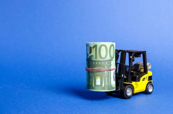 Forklift kamyon Euro bir paket taşır. İş ve üretime doğrudan yatırım çekmek, ekonomik performansı arttırmak. Kapitalizm. Sermaye ihracatı, Offshore ekonomik bölgeleri. — Stok fotoğraf