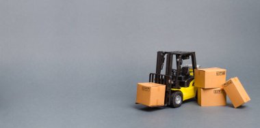 Karton kutular ile sarı Forklift kamyon. Satış, malların üretimi artırın. nakliye, kargo ve malların depolanması. Kargo taşımacılığı, malların teslimatı. Lojistik. Perakende. Banner, kopya alanı