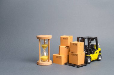 Karton kutular ve kum kum saati ile sarı Forklift kamyon. Ekspres teslimat konsepti. Lojistik ve teslimat optimizasyonu, verimliliği artırma. Geçici depolama, sınırlı teklif ve indirim.