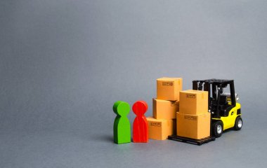 Bir müşteri alıcı ve satıcı yakın karton kutular ile sarı Forklift kamyon. İş ve ticaret. Mal temini müzakereleri. Satış malları tedariki organizasyonu. Ticaret ağları