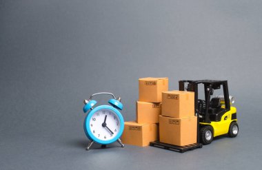 Karton kutular ve mavi çalar saat ile sarı Forklift kamyon. Ekspres teslimat konsepti. Geçici depolama, sınırlı teklif ve indirim. Lojistik ve teslimat optimizasyonu, verimliliği artırma