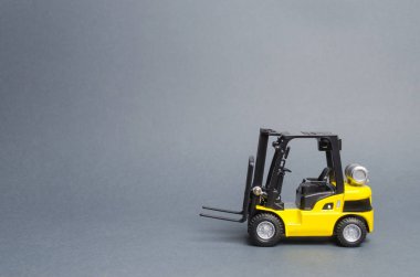 Gri arka planda sarı Forklift kamyon yan görünümü. Ambar Ekipmanı, araç. Boşaltma, taşıma, sıralama, yükleme yükü. Lojistik ve taşımacılık altyapı, sanayi ve tarım
