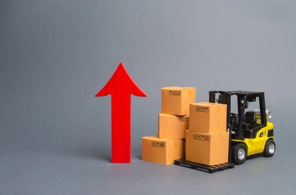 Жовтий вилковий навантажувач з картонними коробками і великою червоною стрілкою вгору. збільшення торгівлі між країнами, популярність національних товарів, економічне зростання. темпи зростання виробництва товарів і продуктів , — стокове фото