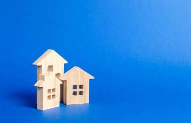 Üç konut heykelcik. Satın alma ve gayrimenkul satış kavramı, kiralama. Bir apartman evi arayın. Uygun fiyatlı konut, kredi ve krediler. Kentsel Çalışmalar ve Planlama