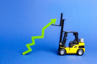 Sarı bir forklift büyük yeşil bir ok yükseltir. Üretim oranlarındaki büyüme ve sanayi ve altyapının gelişimi. Artan satışlar, ekonomi de büyüme. Artış, büyüme ve başarı kavramı.