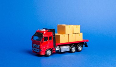 Kutularla dolu kırmızı bir kamyon. Nakliye şirketi. Mal ve ürünlerin taşınması, lojistik ve altyapı hizmetleri. Depolama ve tedarik. Teslimat lojistiğinin optimizasyonu.