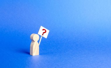 Soru işareti olan bir heykelcik. Minimalizm. Sormak, gerçeği aramak ve gerçeği istemek. Merak, öğrenme arzusu geliştirmek. Rahatsız edici bir soru sorun, gazetecilik ve yolsuzluk