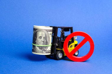 Forklift kamyon dolar ve kırmızı sembolü No büyük bir demet taşır. Sermaye ihracatına yönelik kısıtlamalar, ekonomik baskı ve yaptırımlar. döviz piyasasının istikrarsızlaşması. Liberalleşme