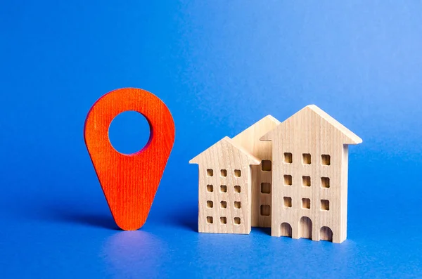Domy a červený ukazatel na navigaci. umístění obytných budov nebo práce, městská orientace. Kontrola umístění nového bytu pro infrastrukturní zařízení, parky a další. — Stock fotografie