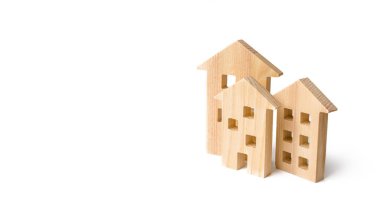 Alış ve satış Emlak, inşaat. Daire ve daire. Şehir, yerleşim. Minimalizm. sunumlar için. Emlak piyasası. Beyaz zemin üzerinde üç ev. Küçük bir kasaba