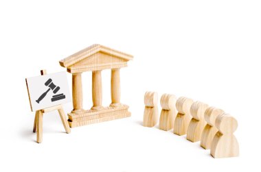 Adliyenin yanında duran bir grup insan bir yargıcın tokmununun işareti. yargı sistemi ve yasama kavramı. Hukuk yaratıcı aparatları. Adliye, banka. siyasal sistem Seçici odak