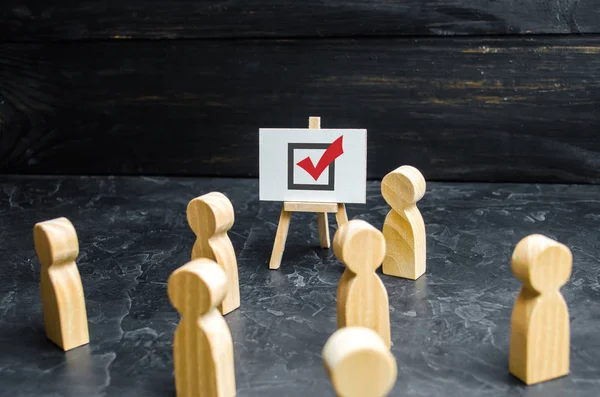 Een persoon die mensen en werknemers in een verkiezing of referendum stemt. Politieke wedloop, probleemoplossing, Propoganda. Bedrijfsplanning en-beheer. Presentatie en spraak. — Stockfoto