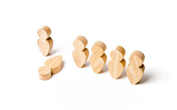 Люди в строю, один зеленый упал на землю. Концепция статистических данных. Военные стоят в строю. Слабое звено, снижение силы, болезни. Падение морали
