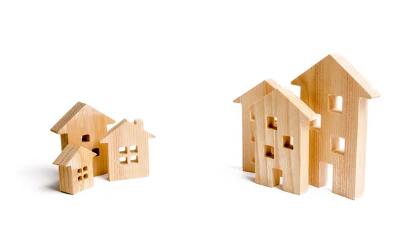 Dwie grupy drewnianych domów o różnej wielkości. Wybierz między miastem i przedmieścia lub wsi. Gęstość budynku i Liczba pięter. Przemyślenie urbanizacji i przyjaznej infrastruktury miejskiej — Zdjęcie stockowe