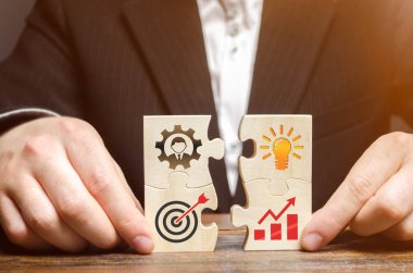 İş adamı, iş yapmanın özellikleriyle ilgili bulmacaları toplar. Strateji planlama konsepti. Sürecin organizasyonu. Bir iş modeli yaratıyorum. Yönetimden. Araştırma, pazarlama..