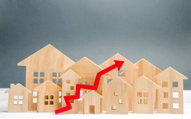Ahşap evler ve yukarı ok. Gayrimenkul piyasasıbüyüme kavramı. Konut fiyatlarındaki artış. Kamu hizmetleri / kira için Artış fiyat. Konut talebi arttı. Mortgage faiz oranları artıyor