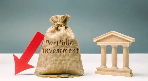 Money bag with the word Portfolio Investment and a down arrow near the bank. The outflow of deposits. The fall of the bank's solvency. Bankruptcy. Loss of investment. Panic investors — Stock Photo, Image