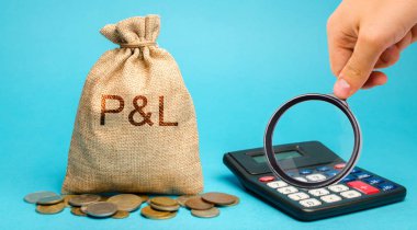 Kar ve zarar ve hesap makinesi kelimesi ile para çantası. İş analitiği ve rapor. Şirketin finansal performansı. Nakit akışı üretimi. Kar, gelir, giderler, gelir. Roi. Ror. P&L