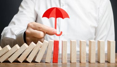 Bir işadamı kırmızı domino sigortaları ve tüm sistemin çöküşünü durdurur. Sigorta ve risk yönetimi. Doğru tahminler ve yanlış hesaplamalar. Finansal destek, sübvansiyonlar ve muafiyetler