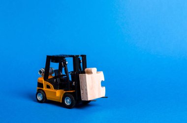 Forklift kamyon bulmacanın bir parçası taşır. İş süreçleri ve küreselleşme kavramı. Bir Niş Pazarı alın. Büyük bir proje veya ekonomik süreçte yer alın. Yatırım. Başlangıç, kitle fonlaması.