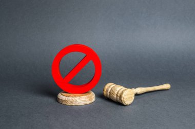 Kırmızı yasak sembolü hiçbir standüzerinde duruyor ve bir karar çekiç engeller. Anti popüler yasalar, gücün gaspedilmesi. Adalet eksikliği. Veto. Mahkeme kararına itiraz etmek.