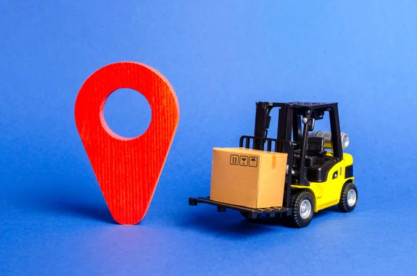 Der gelbe Gabelstapler trägt einen Kasten neben dem roten Zeiger. Dienstleistungen Transport von Waren, Produkten, Logistik und Infrastruktur. Transportunternehmen. Ortung der Fluggesellschaften — Stockfoto