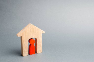 İçinde kiracı olan minyatür ahşap ev. Bir ev veya daire kiralama kavramı. Uygun fiyatlı konut. Ipotek. Ev kredisi. Emlak ve emlak. Kiracı. Sigorta. Hareketli