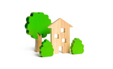 Ahşap çok katlı bina çalılar ve ağaçlar ile çevrili izole bir arka plan üzerinde. Şehircilik ve kentsel peyzaj. Bir ipotek uygun fiyatlı konut edinimi. Genç aileler için konaklama