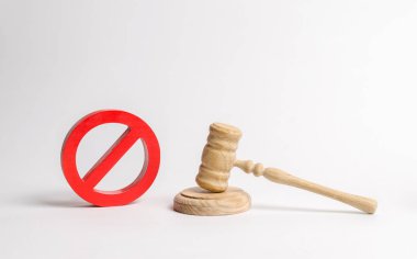 Yargıcın toktonu ve sembolü yok. Yasaklama ve kısıtlayıcı yasalar kavramı. Yasaklar ve suç, baskı, insan ve vatandaşların özgürlük ve haklarının kısıtlanması.