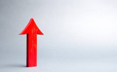 Gri arka plandaki kırmızı yukarı ok. Büyüme ve gelişme kavramı, kendini geliştirme. Çalışma ücretlerinin ve yaşam standartlarının yükseltilmesi. Ekonomik göstergelerin büyümesi. Başarının başarısı.