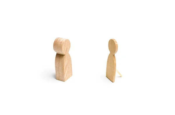 Uma figura de madeira de uma pessoa está tentando se comunicar com uma figura falsa de uma pessoa. O conceito de engano, indiferença e vazio, comunicação sem sentido e ignorando . — Fotografia de Stock