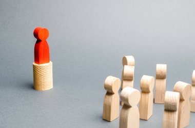 Kırmızı adam podyumda duruyor ve insanların kalabalığına hitap ediyor. Ajitasyon, itiraz ve kalabalığa itiraz. Lider ve liderlik nitelikleri, siyasi hareket, kitle yönetimi. Dikkat çekmek için.