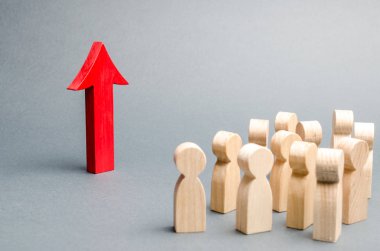 Kırmızı oka bakan bir kalabalık var. büyüme ve gelişme, kendini geliştirme. İş yetiştirmek, maaşları ve yaşam standartlarını yükseltmek. Ekonomik göstergelerin büyümesi. Başarının başarısı.