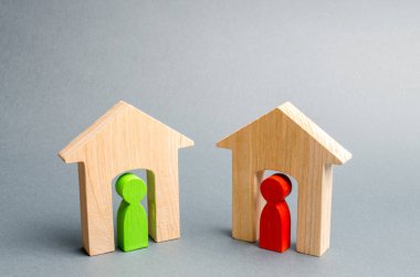 İki komşu. Güzel mahalle, ilçe. İletişim, iki kişi ve evler arasındaki iletişim. Köy evlerinde. Komşuları ile iki ahşap evler.