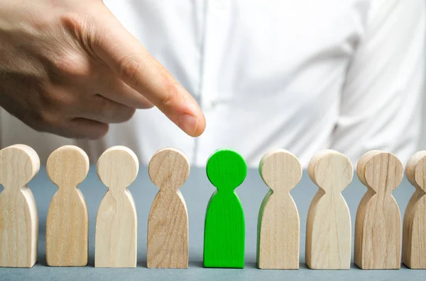 The leader chooses the person in the the team. Talented worker. Hiring staff. Employee search. Promote. Human Resource Management. Choosing a new leader in the team. Dismissal. Successful choice. — Stock Photo, Image