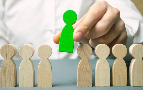 The leader chooses the person in the the team. Talented worker. Hiring staff. Employee search. Promote. Human Resource Management. Choosing a new leader in the team. Dismissal. Successful choice. — Stock Photo, Image