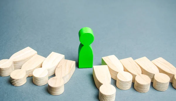 La figura verde de un hombre se interpone entre la gente mentirosa. Una elección exitosa. El líder elige a la persona en el equipo. Trabajadora talentosa. Promover. Gestión de Recursos Humanos. Elegir un nuevo líder — Foto de Stock