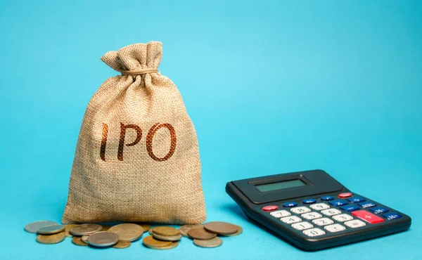 Bolsa de dinheiro com a palavra IPO (Oferta pública inicial; lançamento do mercado de ações) e uma calculadora. Primeira venda pública de acções de uma sociedade anónima. Conceito de negócios e finanças — Fotografia de Stock