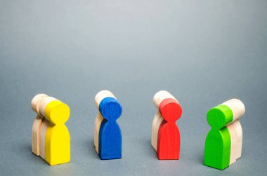 Çok renkli ahşap insan grupları. Pazar segmentasyonu kavramı. Müşteri ilişkileri yönetimi. Hedef kitle, müşteri hizmetleri. Alıcı grupları. Hedefleme. Segment
